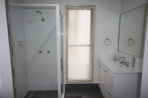 1 Naiad Court - Lowset Family Home With Swimming Pool And Covered Deck. Pet Friendly - Australian Directory 3