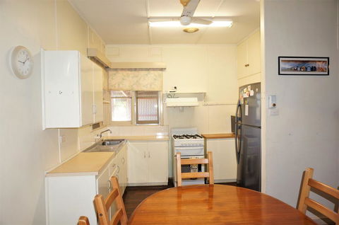 10 Tautog Street House And Unit - Separate Self-contained Unit - Australian Directory 2