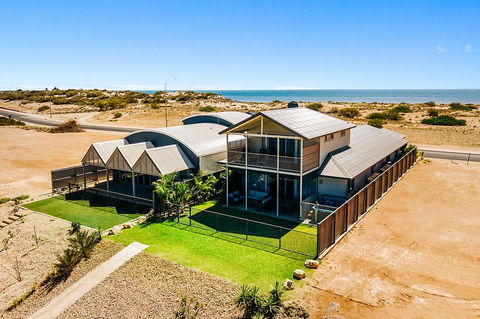 108 Madaffari Drive - Caretta - Luxurious Marina Home With A Spa And Free WiFi - Australian Directory 0