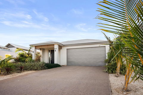 108 Madaffari Drive - Caretta - Luxurious Marina Home With A Spa And Free WiFi - Australian Directory 2