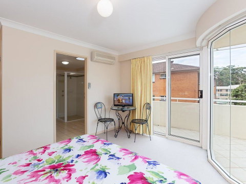 11 'Seashells', 21-23 Magnus Street - Pool, Lift, Aircon - Australian Directory 2