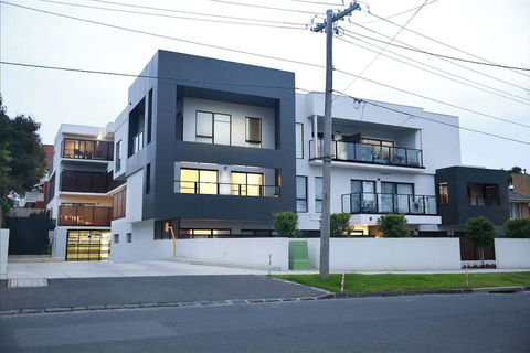 136, Light-filled Homely Box Hill Apt, 2Bed2BathFreeParking - Australian Directory 0