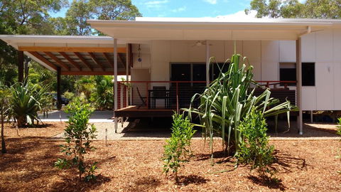 15 Esprit Drive - Rainbow Shores, Gorgeous, Modern Beach House - Australian Directory 0