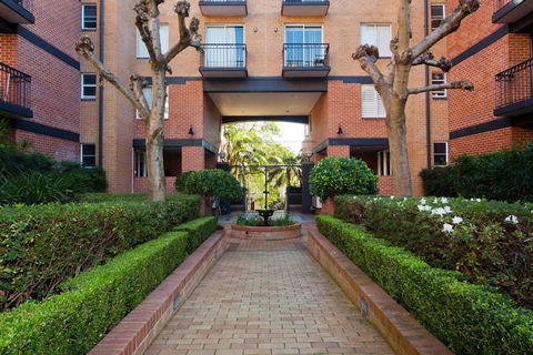 2 Bed Sydney Executive Apt Close To City - Australian Directory 3