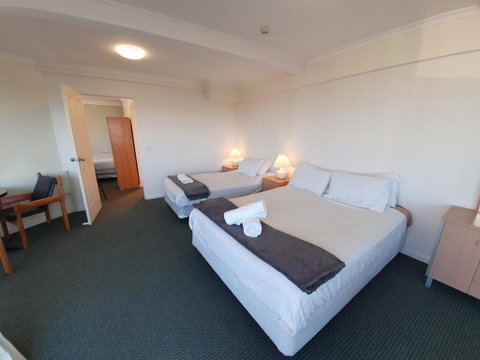 20 Lakeview Plaza - Australian Directory 2