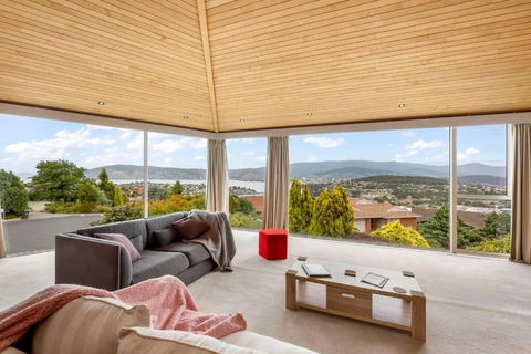 BELLA VISTA Large Family Home Views Forever - Australian Directory 2