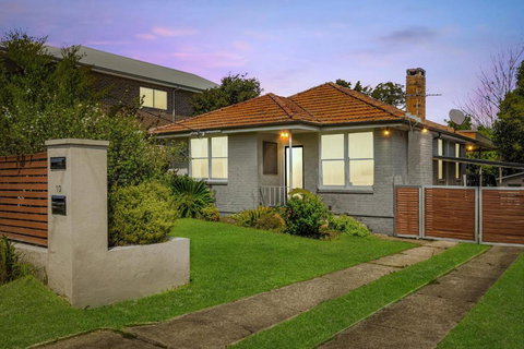 Big Stylish 3 Bed House With Free Parking - Australian Directory 1