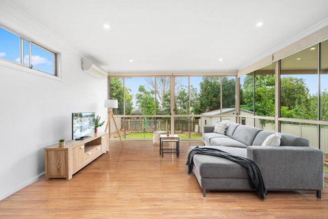 Big Stylish 3 Bed House With Free Parking - Australian Directory 0
