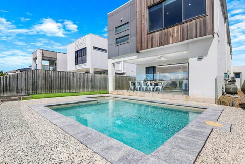 Canal Bliss 4BR Waterfront Hope Island Home - Australian Directory 0