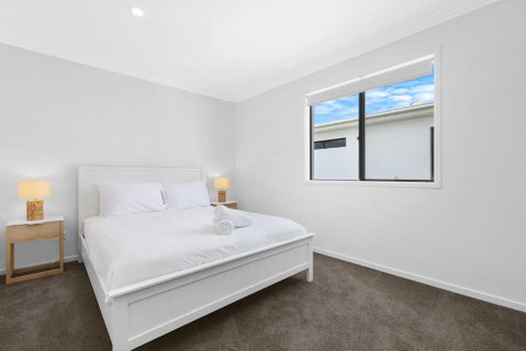 Canal Bliss 4BR Waterfront Hope Island Home - Australian Directory 1