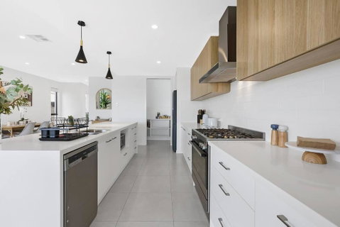 Canal Bliss 4BR Waterfront Hope Island Home - Australian Directory 4