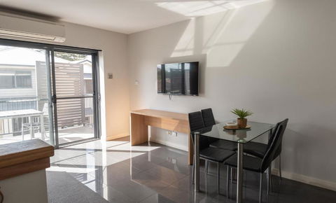 Cardiff Executive Apartments - Australian Directory 4