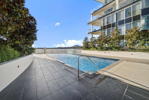 Canberra Lakefront 2-Bed With Pool, Gym & Parking - Australian Directory 0