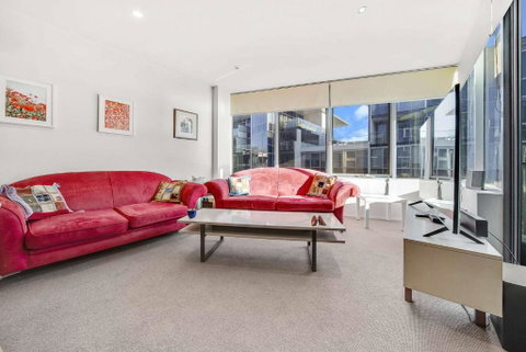 Canberra Lakefront 2-Bed With Pool, Gym & Parking - Australian Directory 3