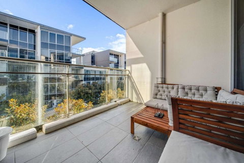 Canberra Lakefront 2-Bed With Pool, Gym & Parking - Australian Directory 2