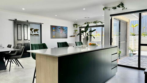 Cozy & Relaxed Stay In Bayswater - Australian Directory 3