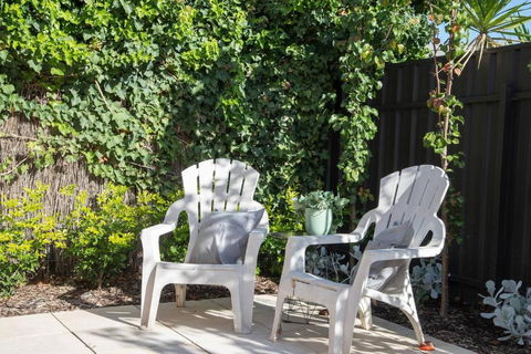 Cranbrook Courtyard - A Sunny City-fringe Retreat - Australian Directory 2