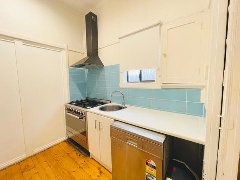 D114 Victorian Central Stay - Australian Directory 4