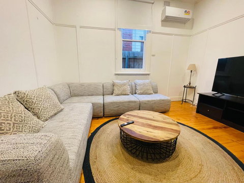 D114 Victorian Central Stay - Australian Directory 2