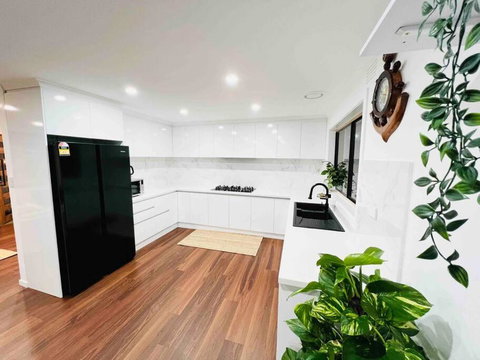 D140 Keilor Down Vacation - Australian Directory 1