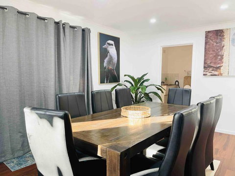 D140 Keilor Down Vacation - Australian Directory 3