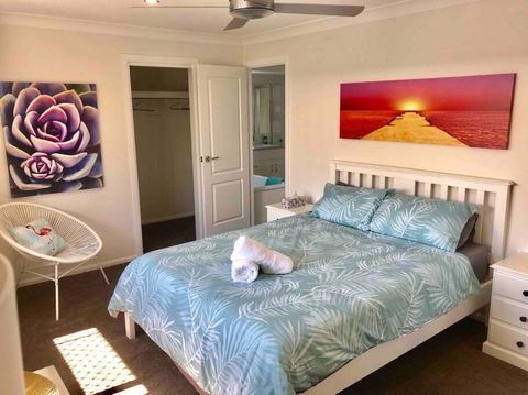 DELUXE Escape! Central, NEW & Spacious 3 Bed - Australian Directory 2