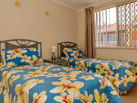 3 'Sunset' 11 Victoria Parade - Stunning Unit Right Across From The Water - Australian Directory 2