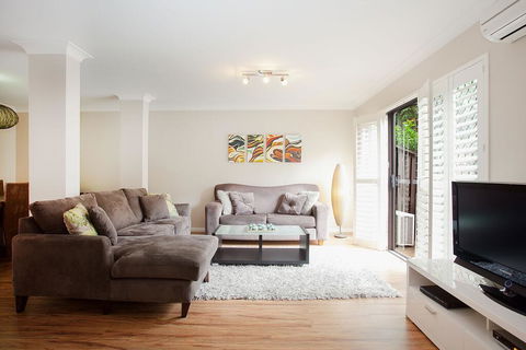 3-Bed Home With BBQ Patio Near Parks And Playgrounds - Australian Directory 0