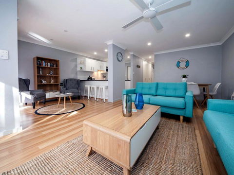 33 'Bay Parklands', 2 Gowrie Avenue - Air Conditioning, Foxtel, Pool, Tennis Court, Spa - Australian Directory 2