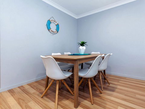 33 'Bay Parklands', 2 Gowrie Avenue - Air Conditioning, Foxtel, Pool, Tennis Court, Spa - Australian Directory 3