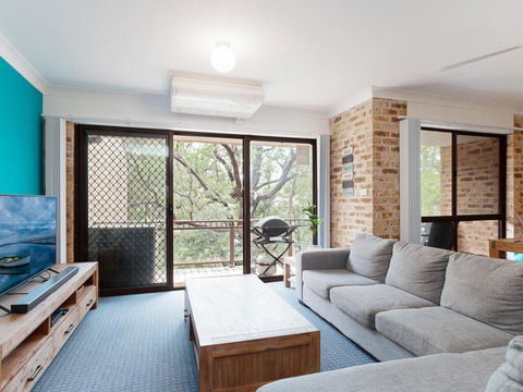 36 'Bay Parklands', 2 Gowrie Avenue - Close To The Water With Pool & Spa & Tennis Court - Australian Directory 3