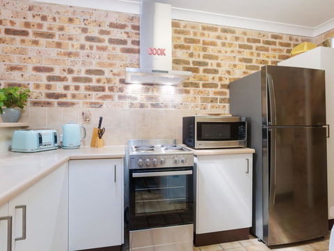 36 'Bay Parklands', 2 Gowrie Avenue - Close To The Water With Pool & Spa & Tennis Court - Australian Directory 1