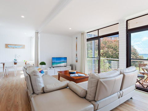 4 'Villa Ellisa', 10 Columbia Close - Beautiful Unit With Beautiful Water Views At Little Beach - Australian Directory 2