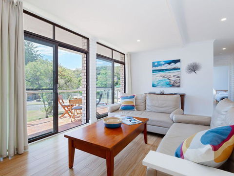 4 'Villa Ellisa', 10 Columbia Close - Beautiful Unit With Beautiful Water Views At Little Beach - Australian Directory 3