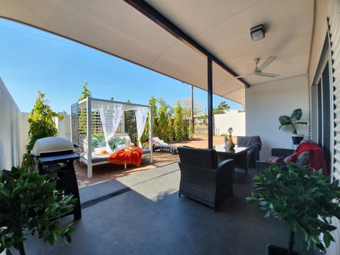 4 BEDROOM GARDENS ESCAPE - CHAMPAGNE STAYS Darwin - Australian Directory 3