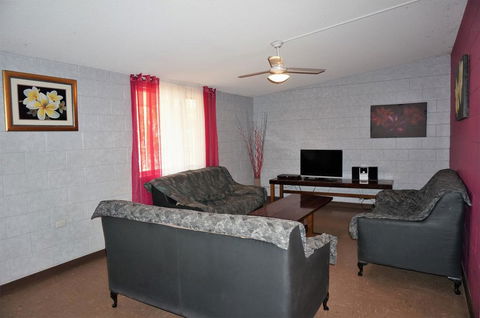 4 Page Street - Colourful And Shady 3-Bedroom Home - Australian Directory 3