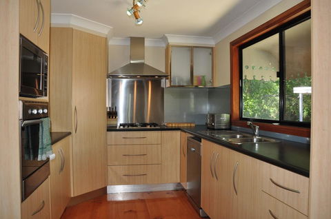 43 Double Island Drive - Two Level Holiday Home With Swimming Pool. Located Close To Beach And CBD - Australian Directory 3