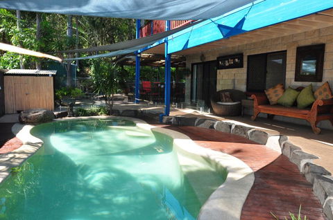 43 Double Island Drive - Two Level Holiday Home With Swimming Pool. Located Close To Beach And CBD - Australian Directory 0