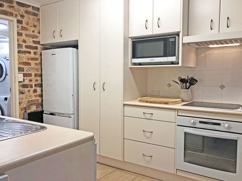 47 'Bay Parklands', 2 Gowrie Avenue - Pool, Tennis Court & Child Friendly - Australian Directory 2