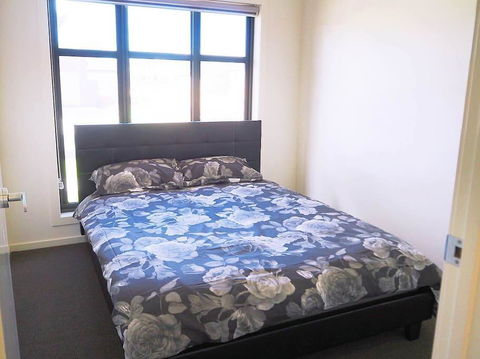 5 Bed 2 Bath Big House - Australian Directory 2