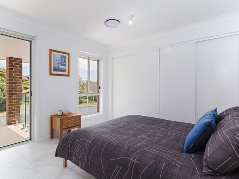 5 Bent Street - Huge House With Foxtel & Aircon - Australian Directory 3