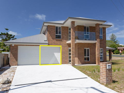 5 Bent Street - Huge House With Foxtel & Aircon - Australian Directory 0