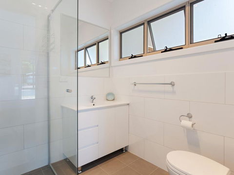 5 Bent Street - Huge House With Foxtel & Aircon - Australian Directory 2