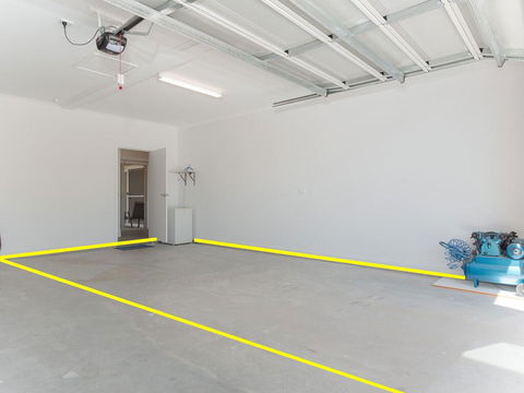 5 Bent Street - Huge House With Foxtel & Aircon - Australian Directory 1