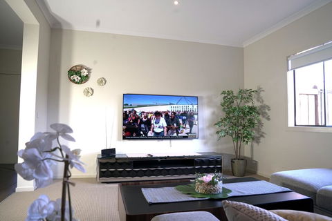 6 Bedrooms Contemporary Big House At Pakenhem - Australian Directory 3