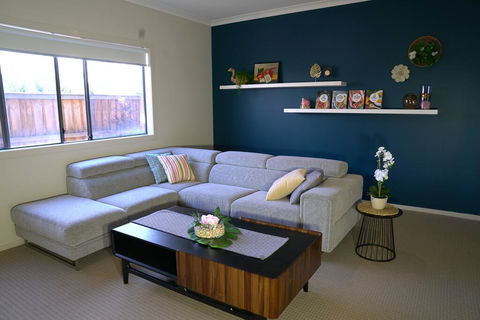 6 Bedrooms Contemporary Big House At Pakenhem - Australian Directory 0