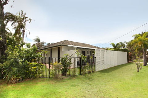 6 Petrie Ave, Marcoola, Pet Friendly, Linen Supplied - Australian Directory 2