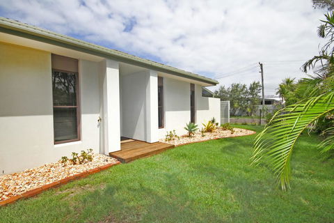 6 Petrie Ave, Marcoola, Pet Friendly, Linen Supplied - Australian Directory 1