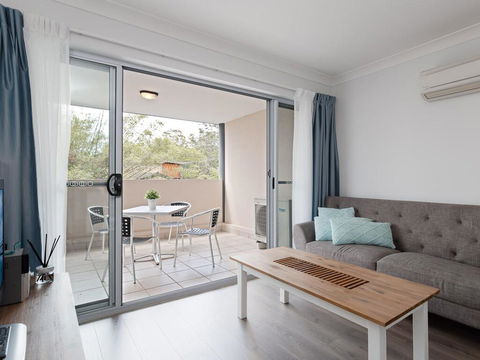 9 'Shoal Bay Beach Apartments' 2 Shoal Bay Road -air Conditioning And Complex Swimming Pool - Australian Directory 3