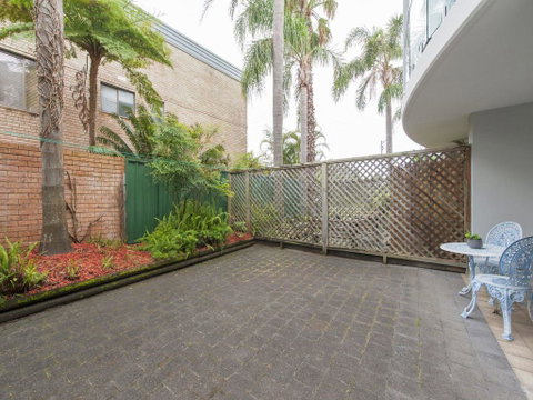 9 Cirrus @ Fingal Bay - Australian Directory 2